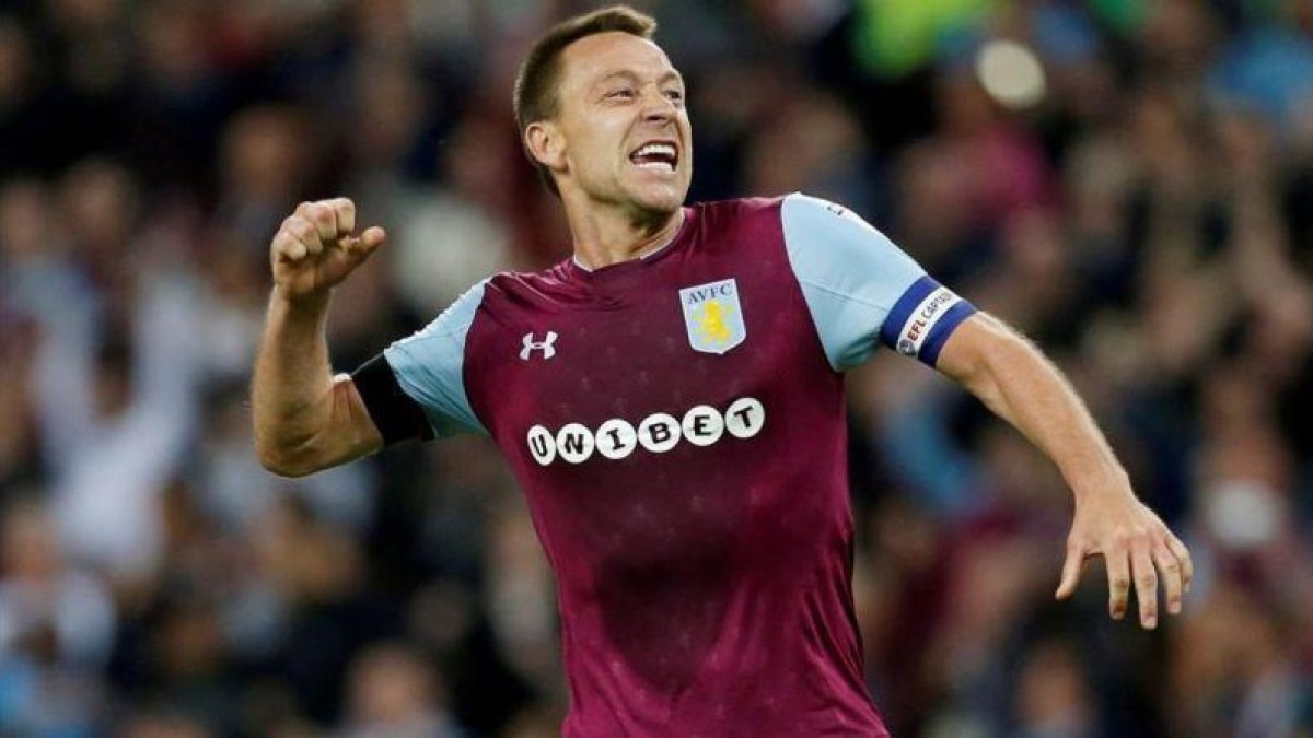 John Terry celebra un gol en uno de sus últimos partidos con el Aston Villa la pasada campaña.-EL PERIÓDICO
