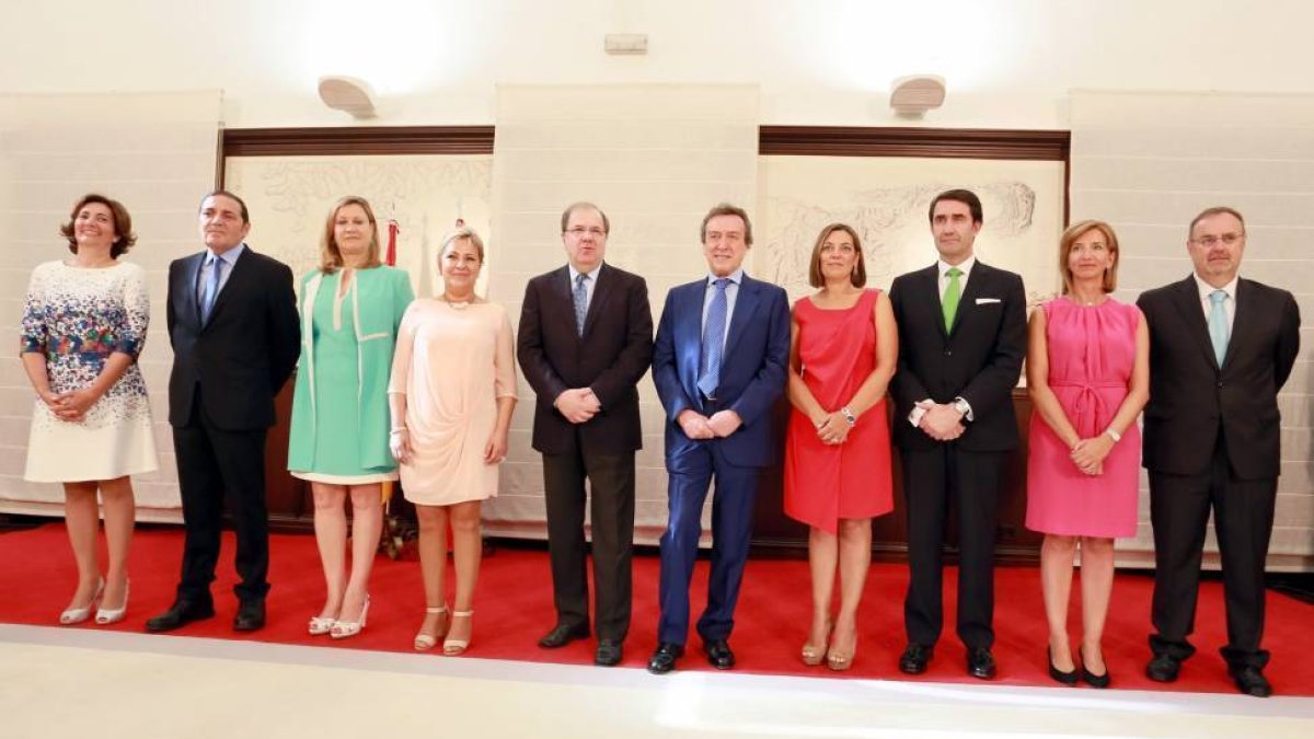 Foto de familia del equipo de Gobierno tras el acto de toma de posesión de los consejeros-Ical