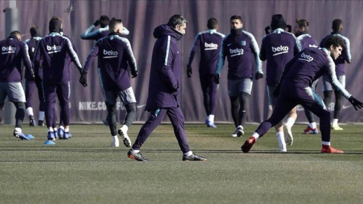 Ernesto Valverde dirige a sus hombres en el último entrenamiento antes del partido de Getafe.-EFE / ANDREU DALMAU
