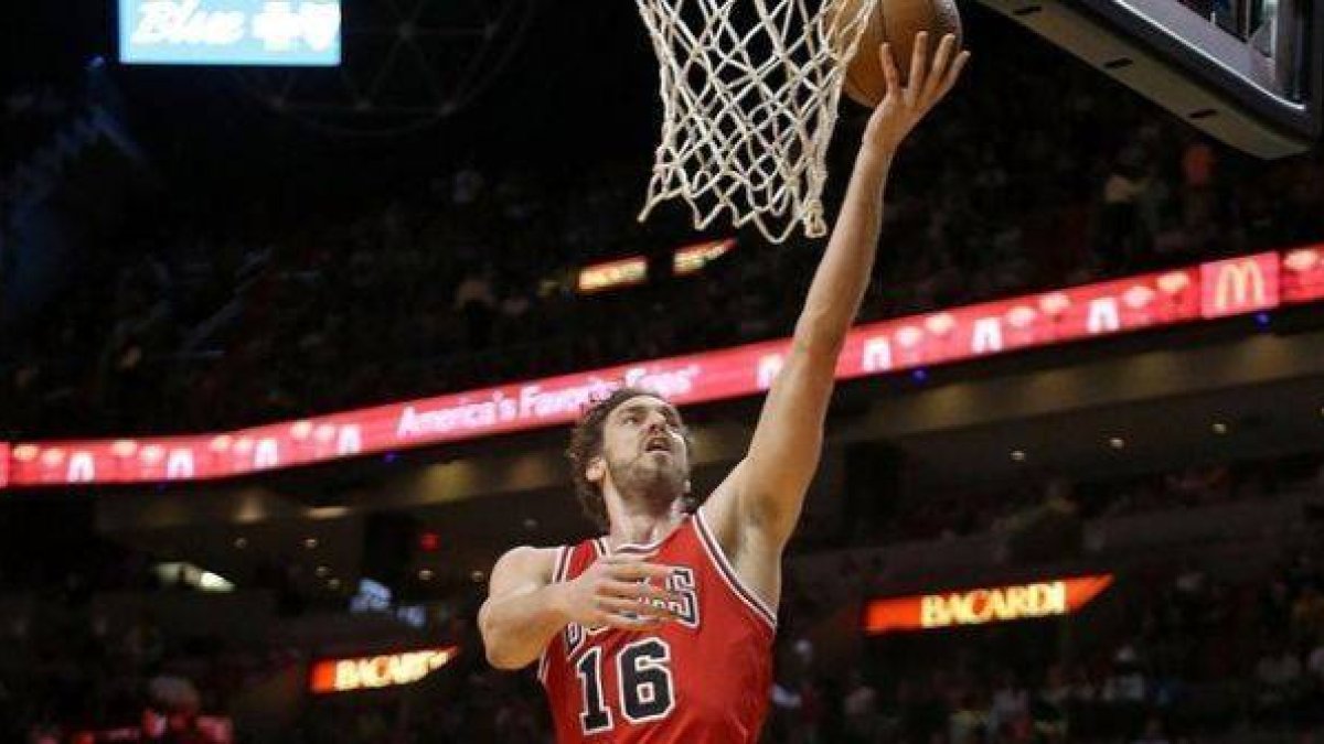 Pau Gasol entra a canasta durante el encuentro ante Miami Heat.-Foto: AFP / MIKE EHRMANN