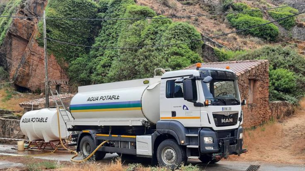 Camiones cisterna de Diputación para abastecimiento de agua potable.-HDS