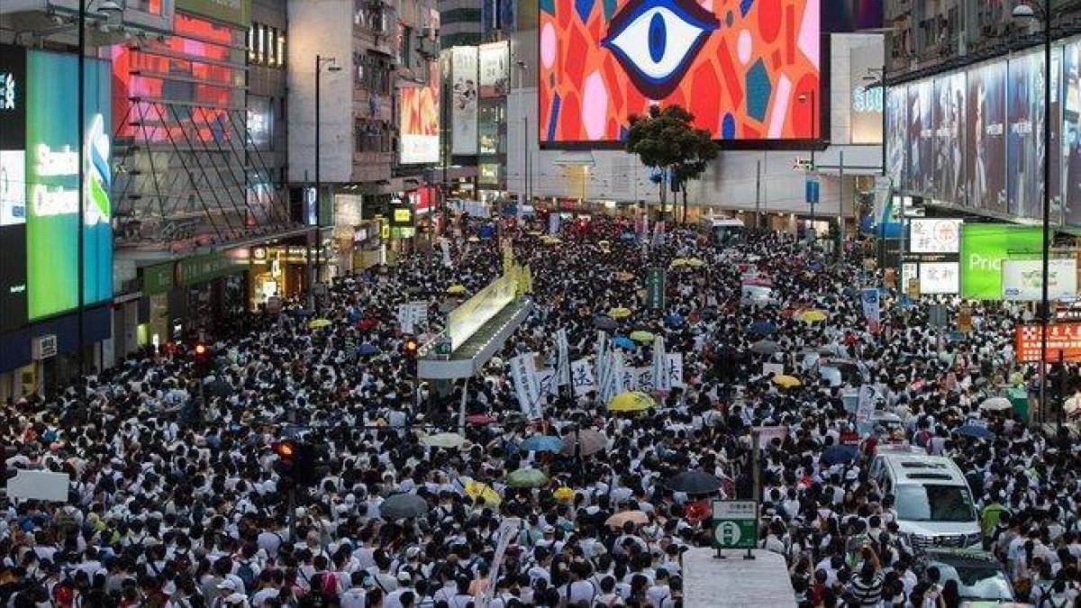 Imagen de la multitudinaria manifestación que ha recorrido las calles de Hong Kong, este sábado.-EFE / JEROME FAVRE
