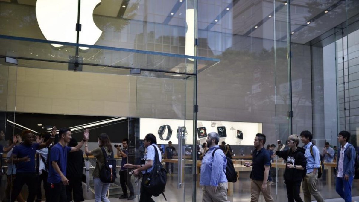 Tienda de Apple en Tokio, este viernes, día del lanzamiento del iPhone 7.-FRANK ROBICHON / EFE