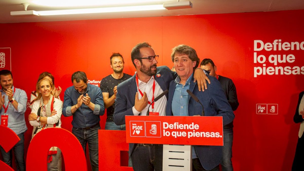 Carlos Martínez celebra el triunfo junto a Ángel Hernández. MARIO TEJEDOR