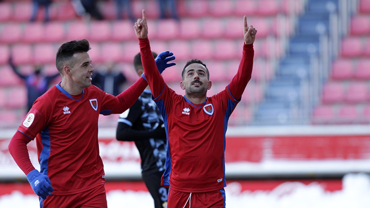 Menudo, que celebra el gol que anotó ante el Almería, se perderá la próxima jornada por sanción. LUIS ÁNGEL TEJEDOR
