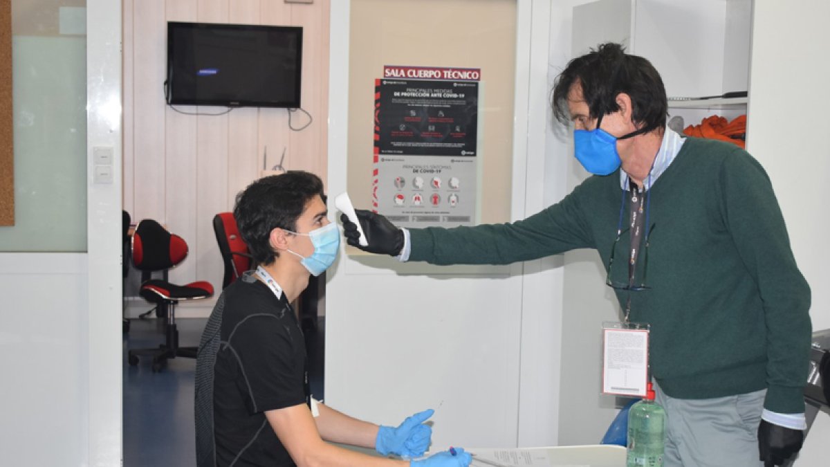 Los numantinos fueron desfilando por Los Pajaritos para someterse a los test. VALENTÍN GUISANDE