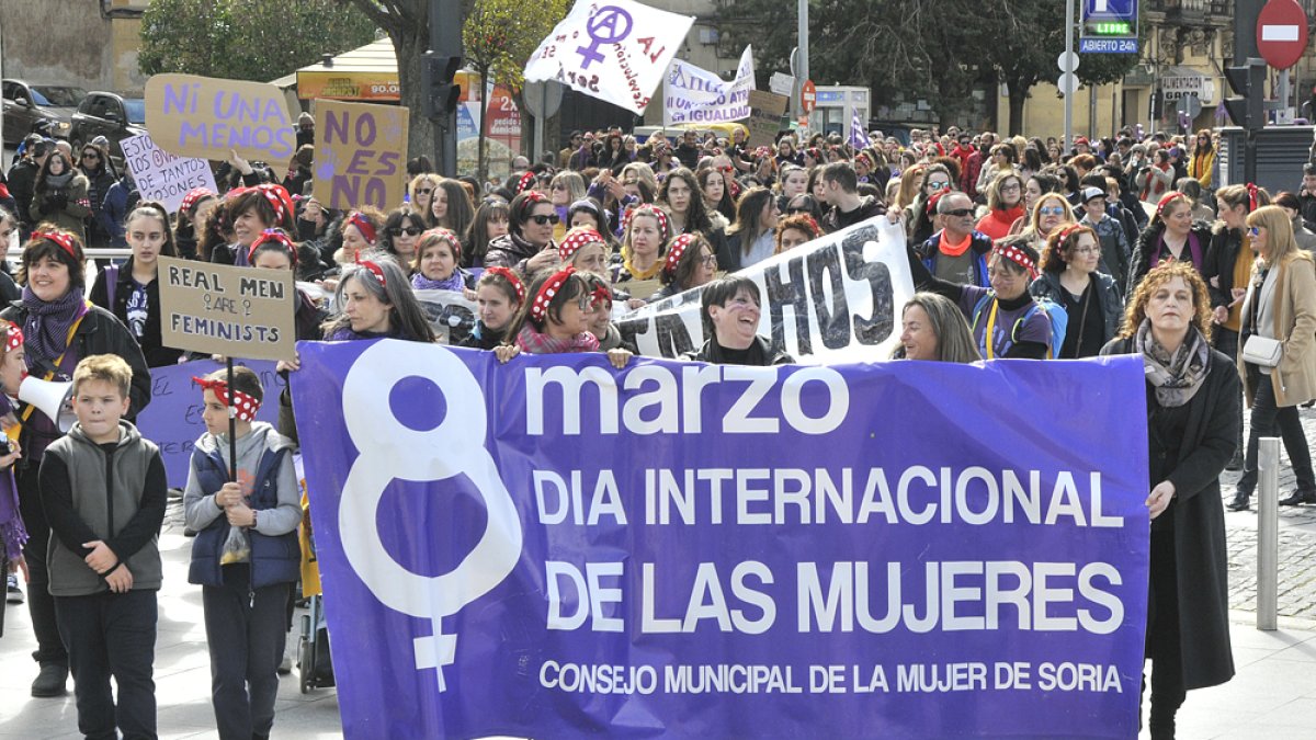 Más de 1.200 mujeres y hombres se manifiestan por la igualdad en Soria.- V.G.