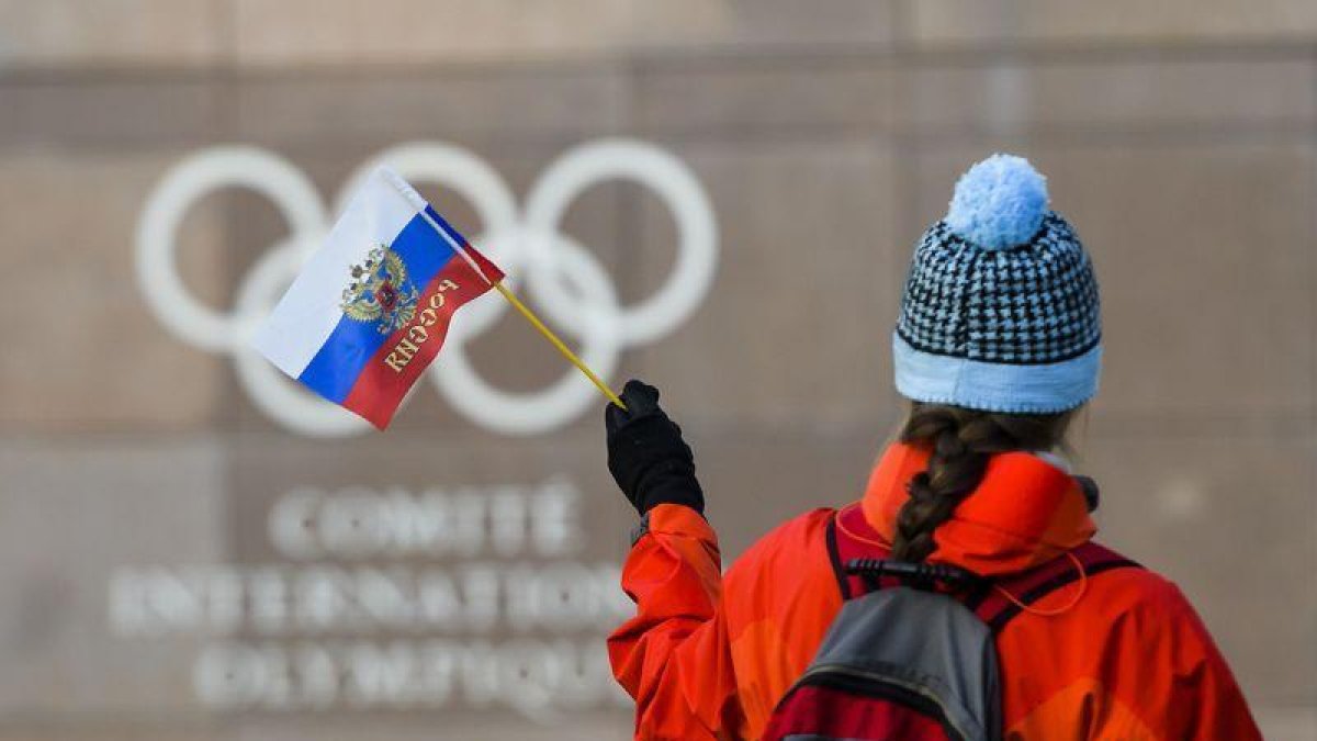 Una aficionada rusa, ante la sede del COI en Lausana.-JEAN-CHRISTOPHE BOTT (AP)