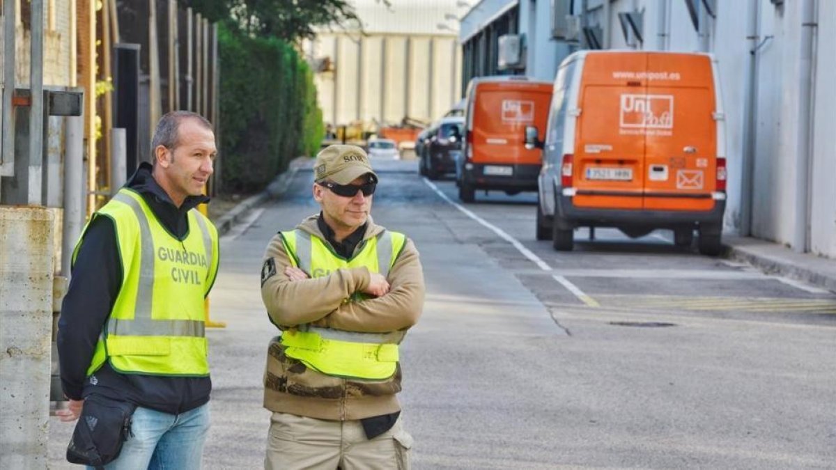 Agentes de la Guardia Civl en la se de de Unipost.-FERRAN SENDRA