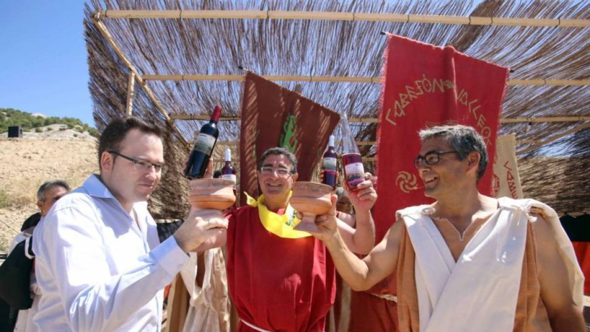 El gerente de la Ruta del Vino Cigales, Miguel Ángel García Velasco (I), y el alcalde de la localidad vallisoletana de Cabezón de Pisuerga, Arturo Fernández (D), brindan con el vino 'Caída del Puente de Cabezón'.-Miriam Chacón / ICAL