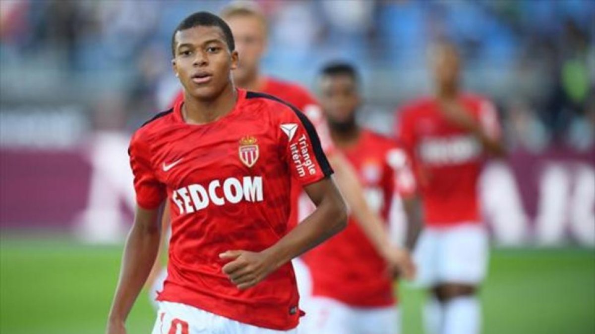 Mbappé, en un partido con el Mónaco-AFP / FRANK FIFE