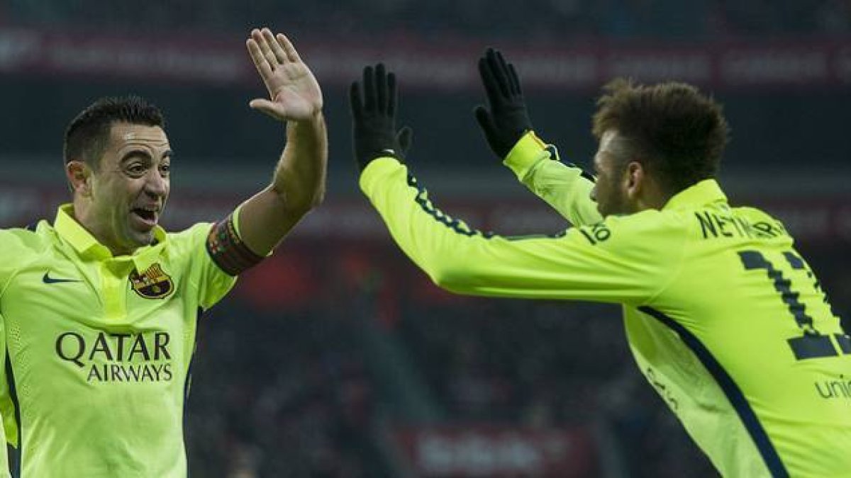 Xavi y Neymar celebran uno de los goles del Barça en San Mamés.-Foto: JORDI COTRINA