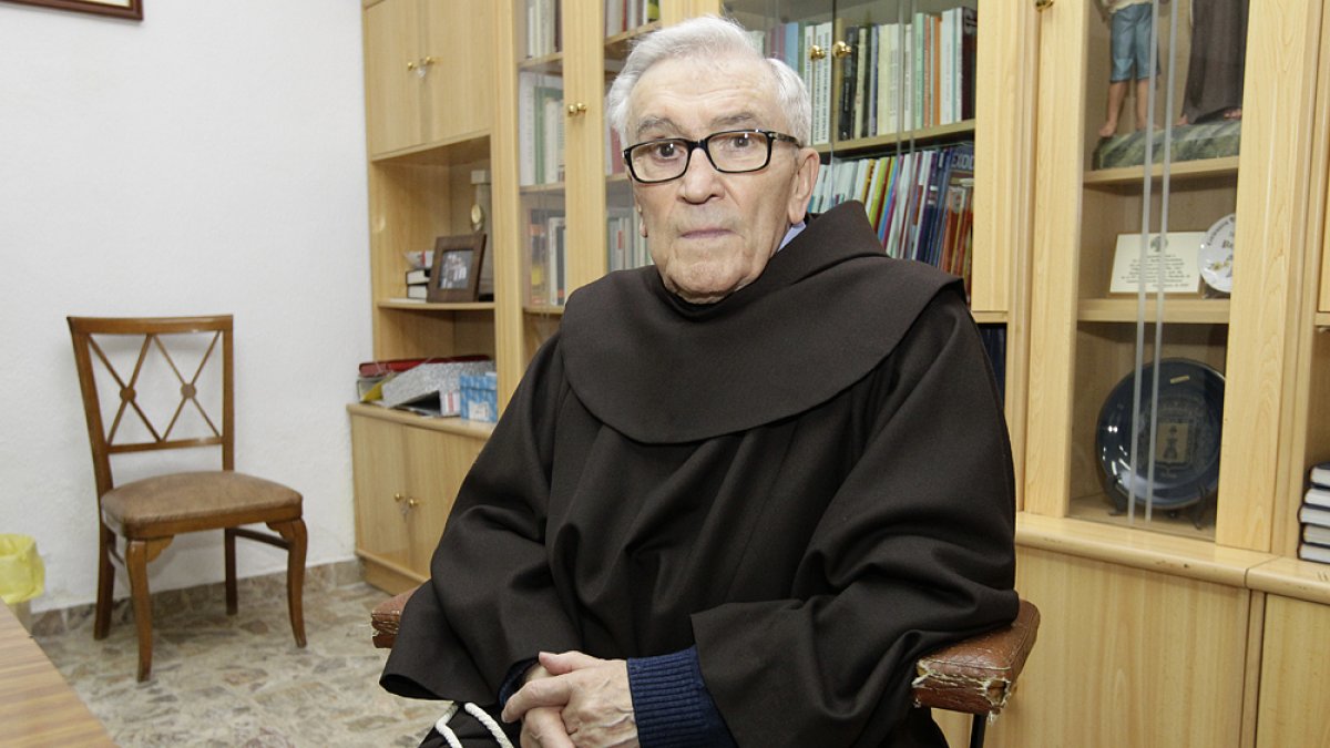 Padre Paco, en un despacho de los franciscanos.-LAT