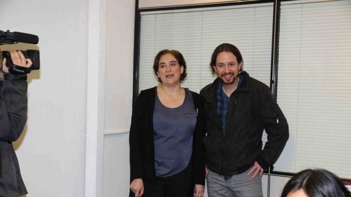 El líder de Podemos Pablo Iglesias y la líder de Guanyem Barcelona Ada Colau, este lunes por la tarde, en Barcelona.-Foto: ELISENDA PONS