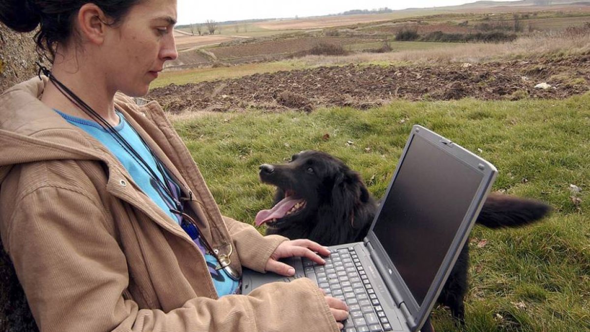 Una joven intenta conectarse a internet en el medio rural soriano en una imagen de archivo.-ICAL