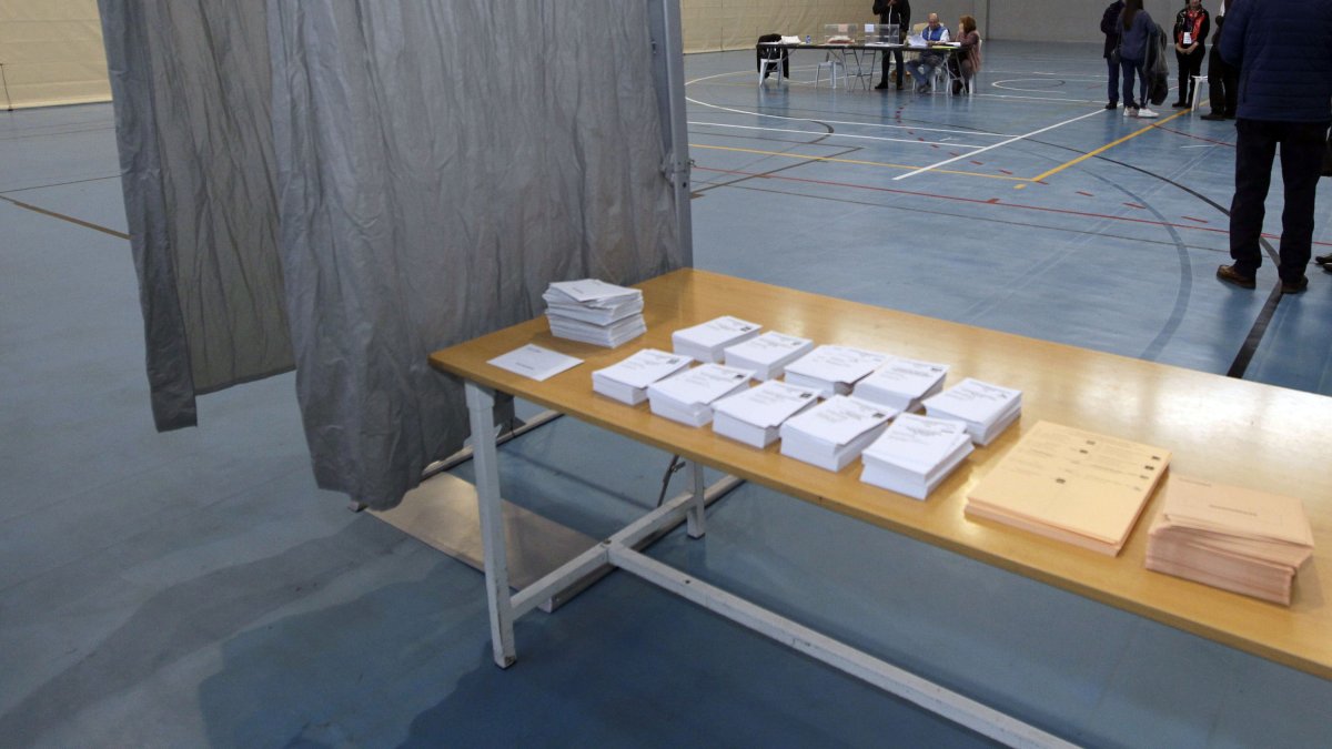 Cabina electoral en un polideportivo.-HDS