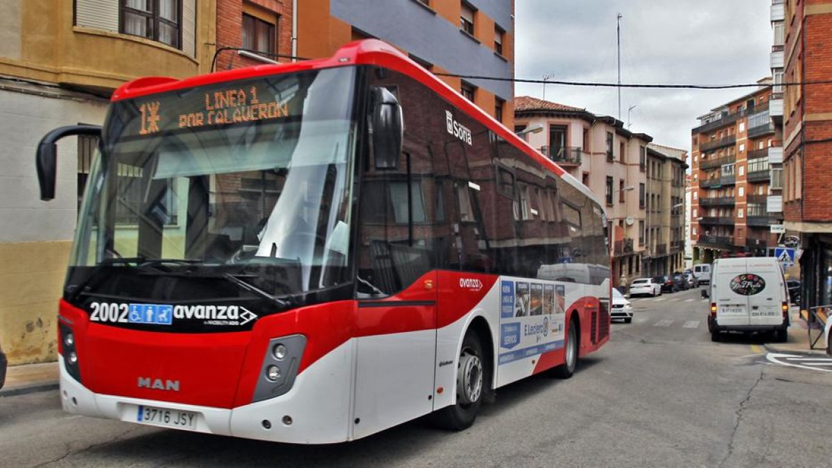 El autobús urbano en el barrio del Calaverón.-Mario Tejedor