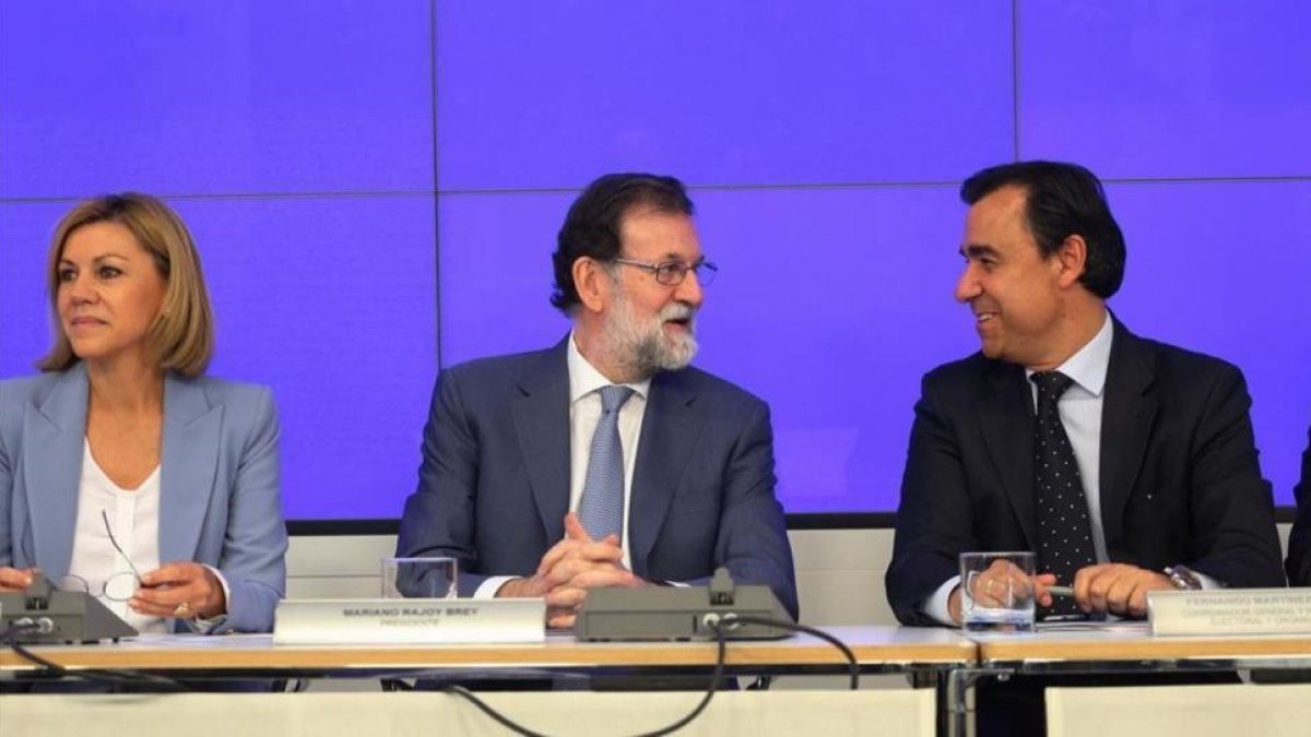 Mariano Rajoy, entre Fernando Martínez Maillo y María Dolores de Cospedal, este lunes en la comité ejecutivo nacional del PP, para analizar los primeros pasos dados tras la aplicación del 155.-/ DAVID CASTRO