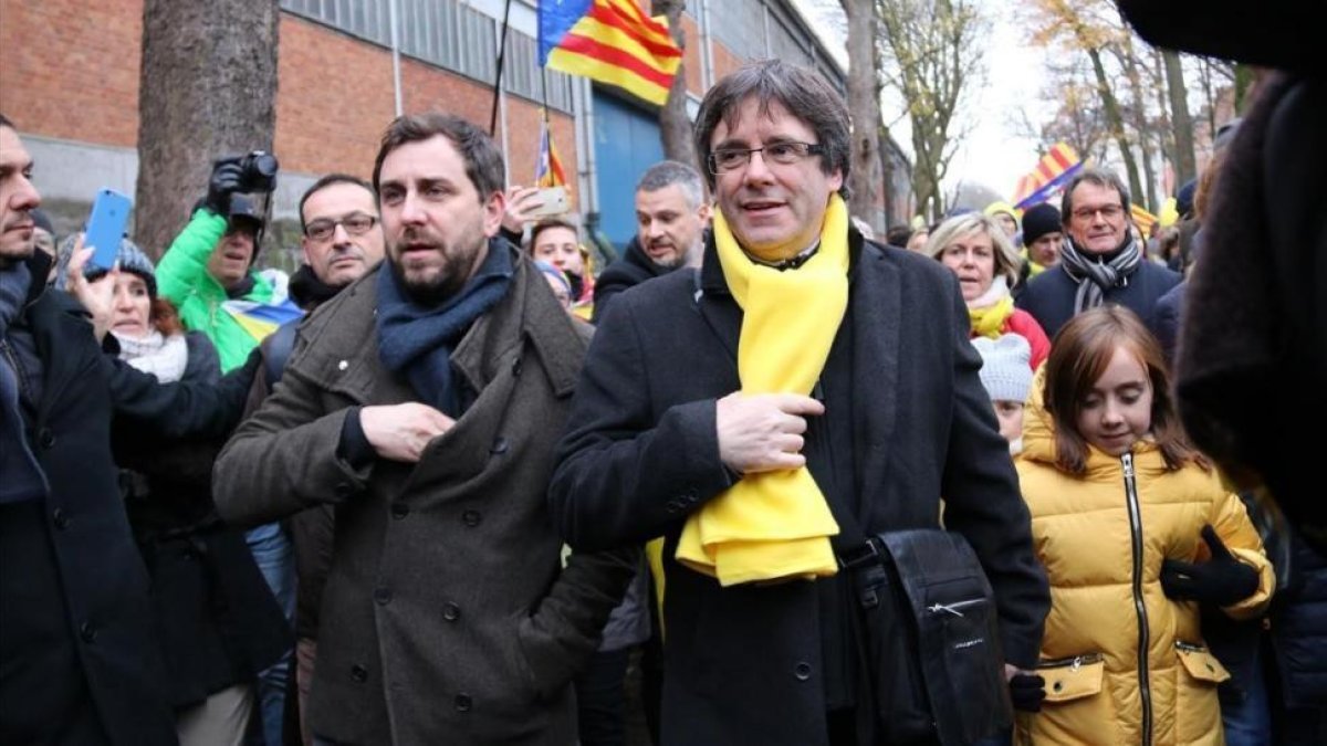 Carles Puigdemont y Toni Comín, en la manifestación convocada por la ANC y Òmnium en Bruselas.-/ BERNAT VILARO (ACN)