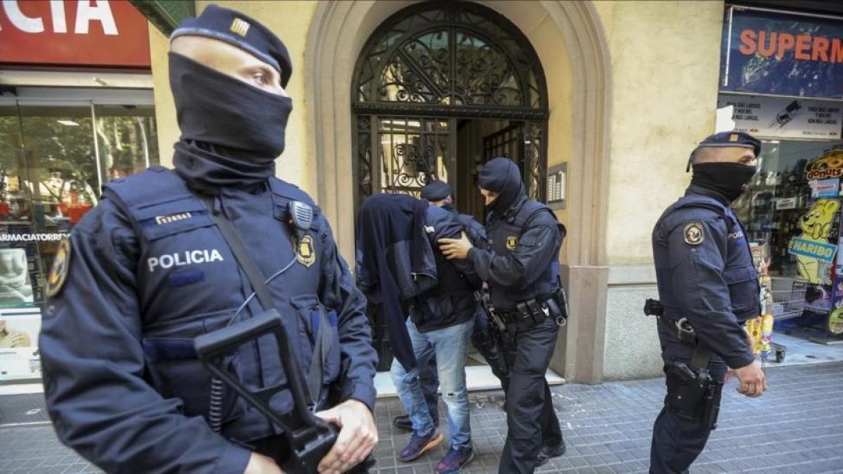 Imágenes de archivo de una operación policial contra el terrorismo yihadista en Barcelona.-DANNY CAMINAL