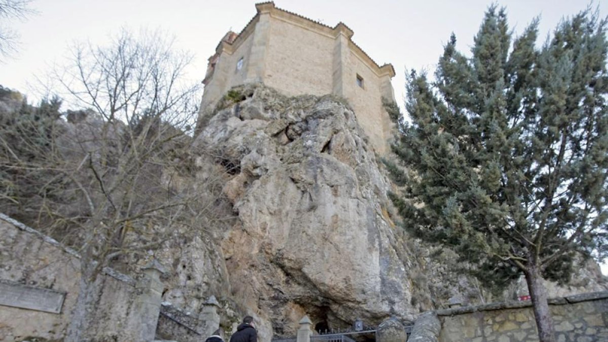Turistas en la ermita de San Saturio.-Valentín Guisande