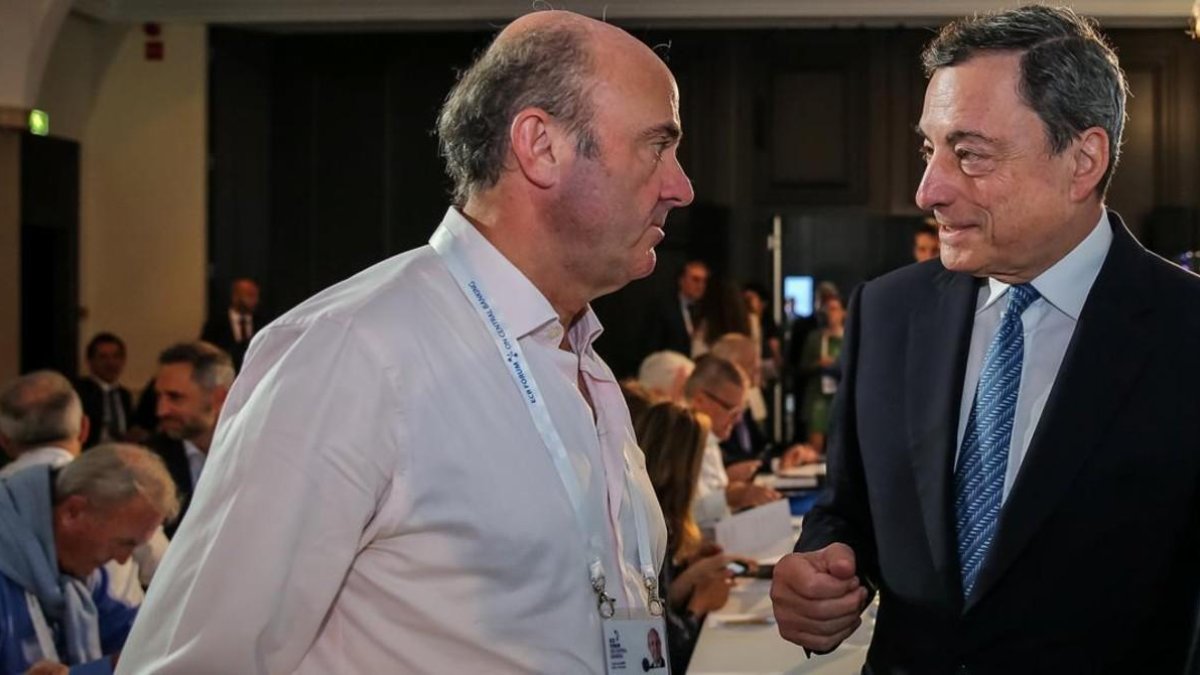 El presidente del BCE, Mario Draghi (a la derecha), conversa con el vicepresidente  y exministro español, Luis de Guindos, en Sintra en junio pasado.-REUTERS