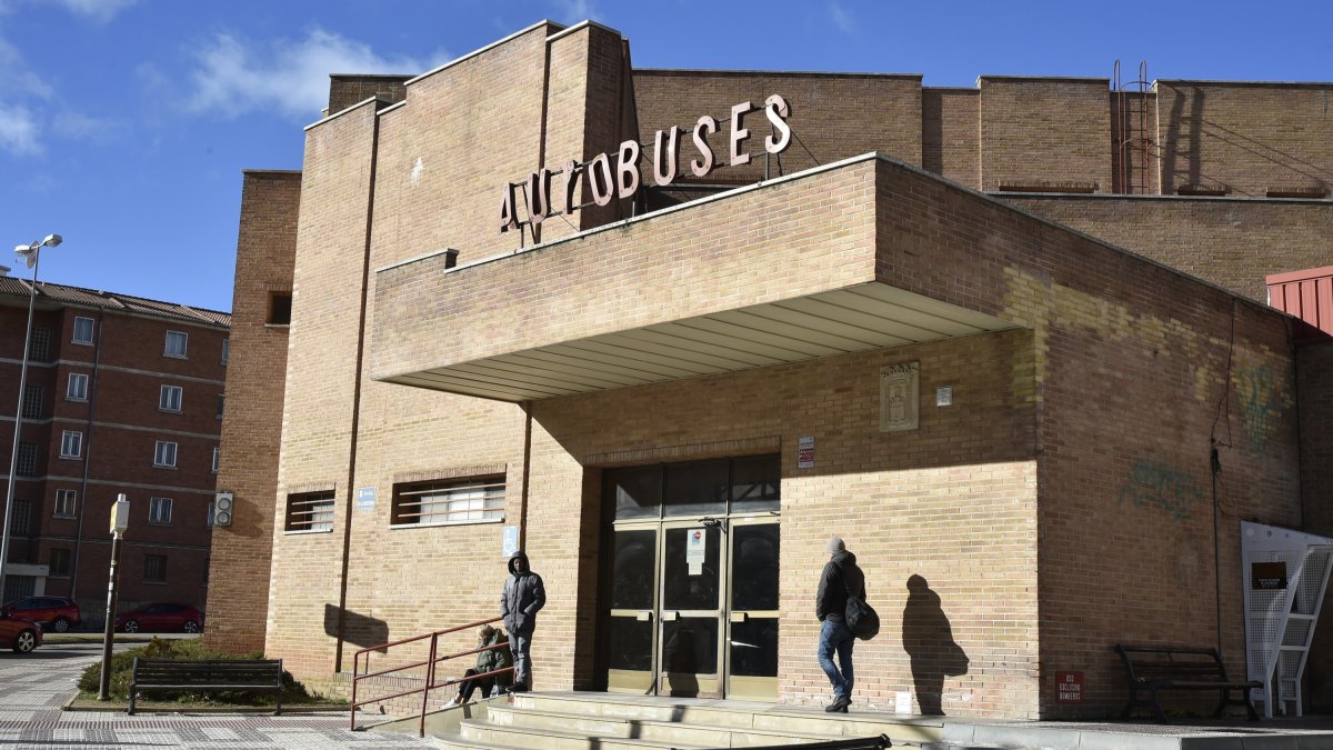 Entrada principal de la estación de autobuses.-HDS