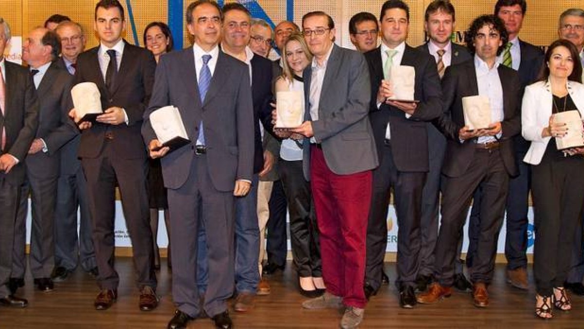 Foto de familia de los premiados y las autoridades tras la entrega de los IV Premios Innovadores./ REPORTAJEGRÁFICO:JUANMIGUEL LOSTAU/ PHOTOGENIC-