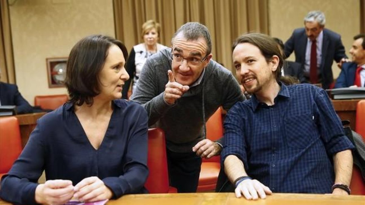 El lider de Podemos, Pablo Iglesias, junto a la reponsable de Analisis del partido, Carolina Bescansa, y el diputado de la formación por Baleares, Juan Pedro Yllanes (en el centro), durante la sesión constitutiva de la Comisión Constitucional en el Congr-