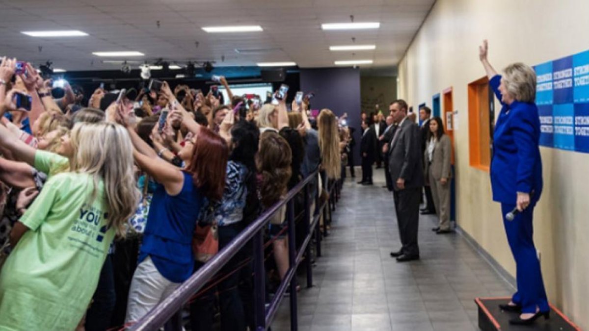 Cientos de jóvenes se hacen un selfi con Hillary Clinto, en un acto en Orlando.-TWITTER / BARBARA KINNEY