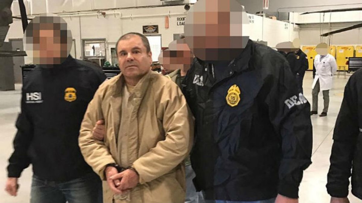 El 'Chapo' Guzman, escoltado por agentes federales,  a última hora del jueves.-AFP