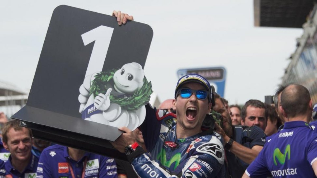 Jorge Lorenzo celebra la victoria en Le Mans levantando el cartel de primer clasificado.-MIRCO LAZZARI