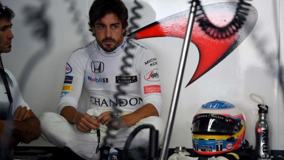 Fernando Alonso descansa en su box de Hockenheim (Alemania).-AFP / PATRIK STOLLARZ