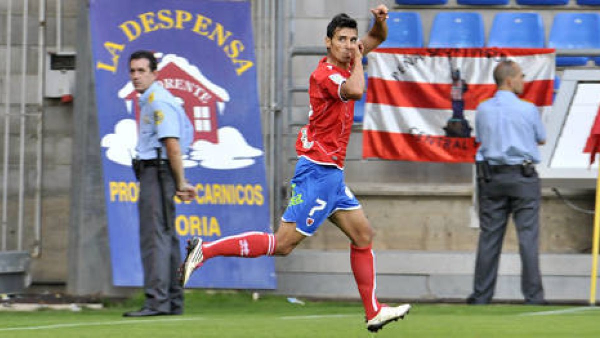 Miguel Ángel Nieto puede ser una de las novedades en el once ante la Ponferradina. / DIEGO MAYOR-