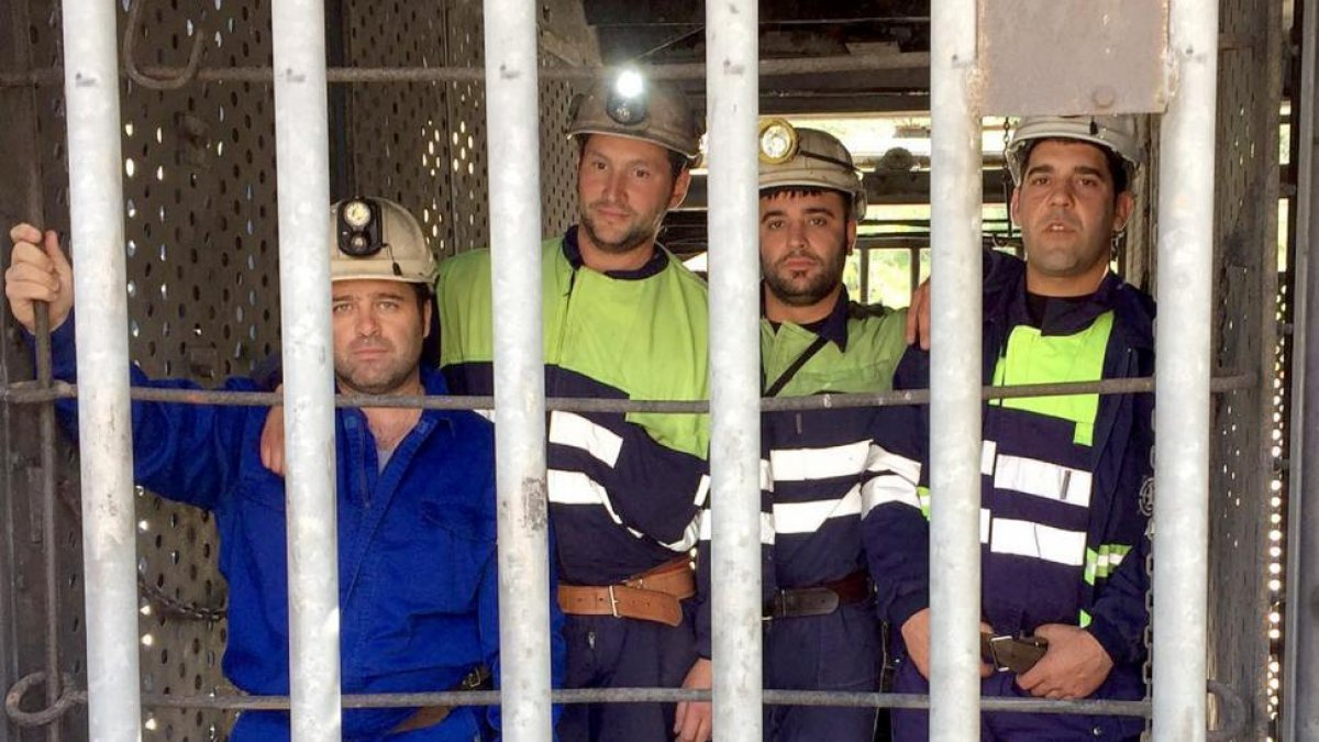 Cuatro mineros de La Vasco inician un encierro en el Pozo Aurelio de Santa Lucía de Gordón (León).-ICAL