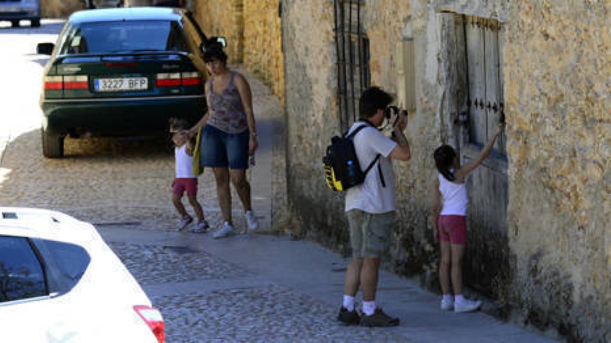 Varios turistas en Calatañazor. / ÁLVARO MARTÍNEZ-