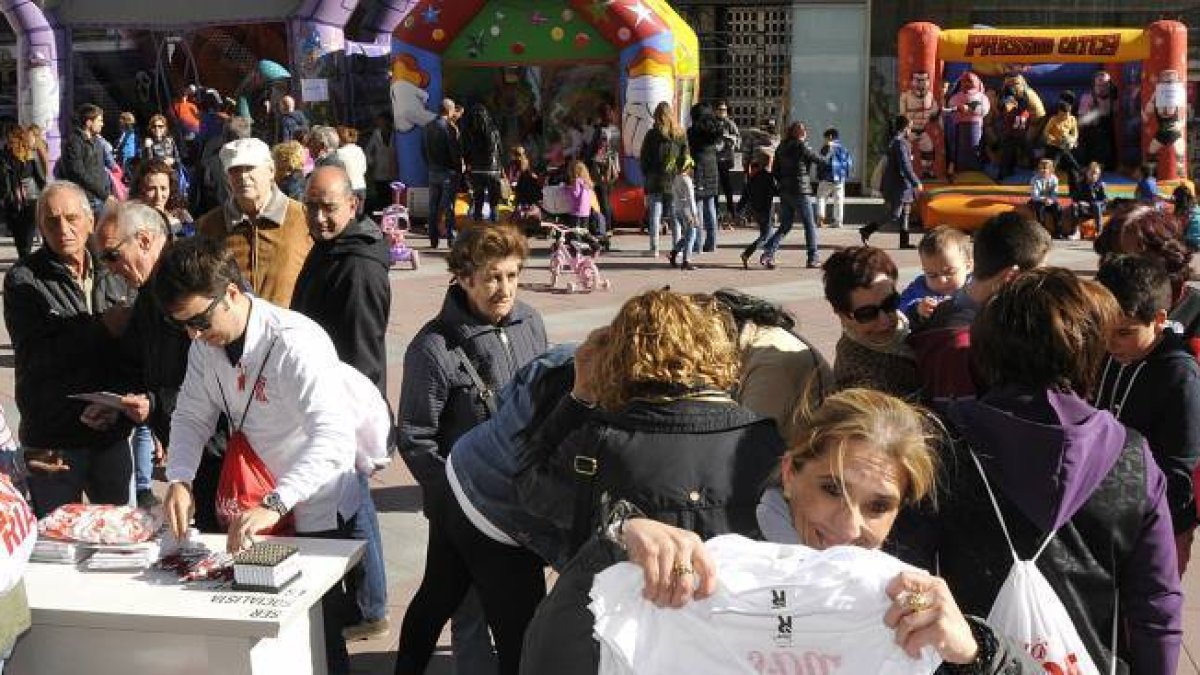 Acto de fin de campaña del PSOEen la plaza de Mariano Granados. V. GUISANDE-VALENTÍN GUISANDE