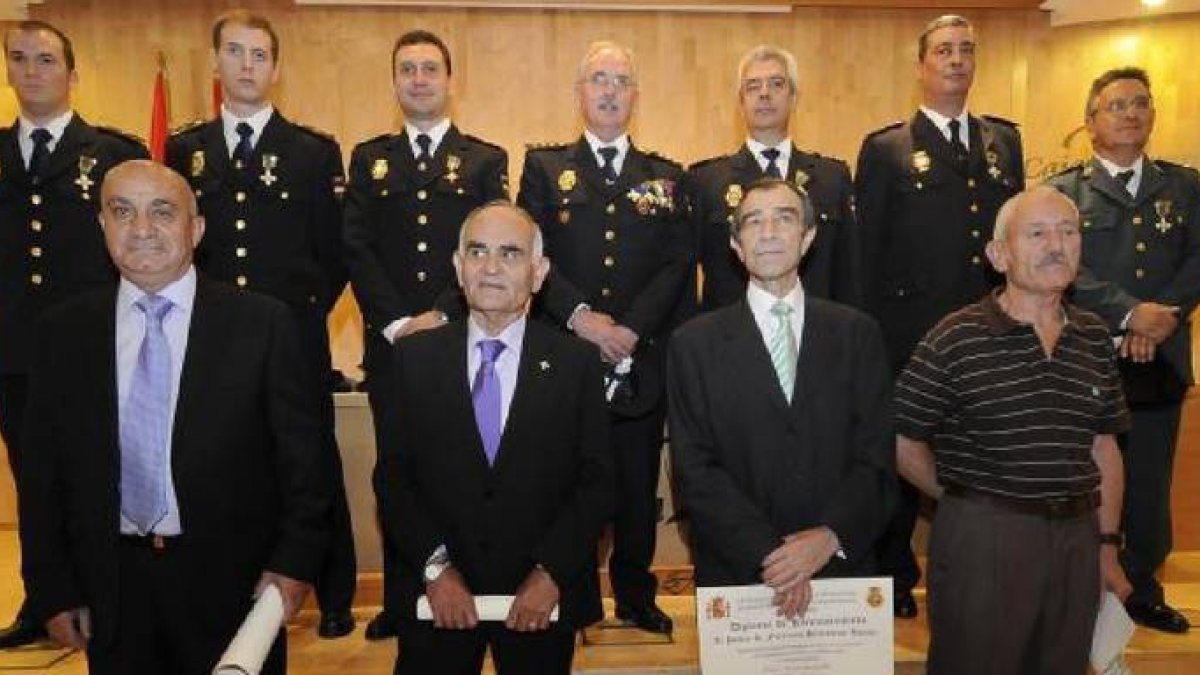 El comisario, Juan José Fernández, arriba en el centro, rodeado de la mayoría de los agentes condecorados durante la gala del patrón de la Policía Nacional. / ÚRSULA SIERRA-