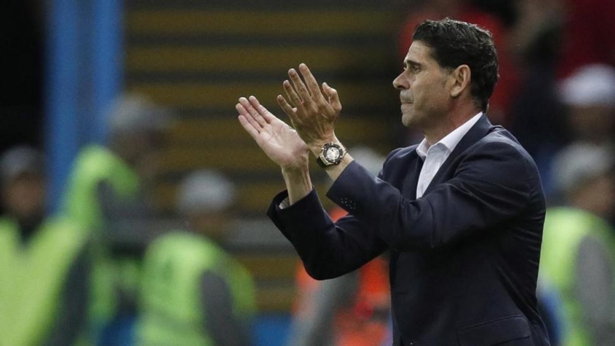 Fernando Hierro, dirigiendo a la selección española.-ROBERT GHEMENT