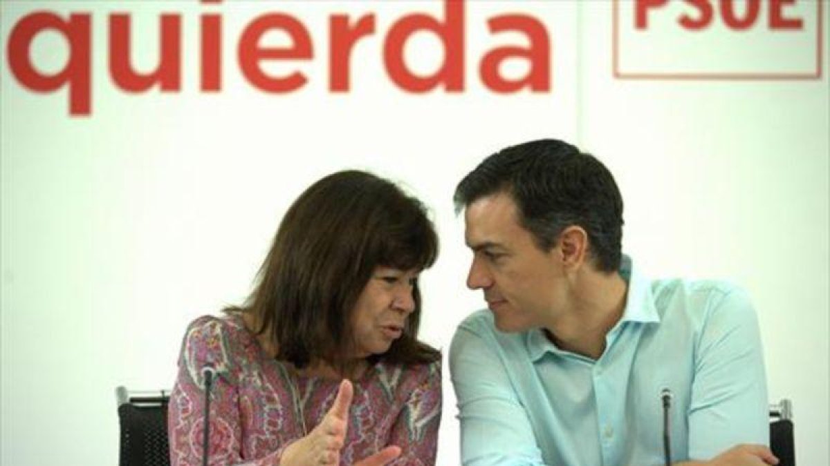 Cristina Narbona y Pedro Sánchez, en la reunión de la ejecutiva del PSOE, ayer, en Madrid-DAVID CASTRO