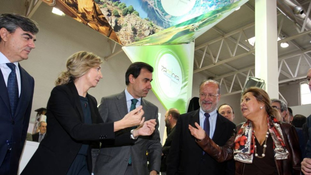 La consejera de Cultura y Turismo, Alicia García, visita el expositor de Zamora junto al presidente de la Diputación, Fernando Martínez Maíllo, y a la alcaldesa de Zamora, Rosa Valdeón, durante la inauguración de la feria Intur 2014-Ical