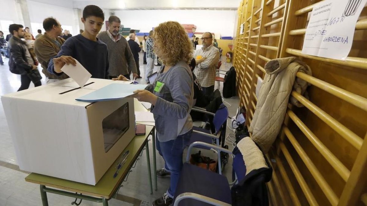 Votación en la consulta del 9-N en un instituto de Sant Vicenç dels Horts, en el 2014.-JULIO CARBÓ