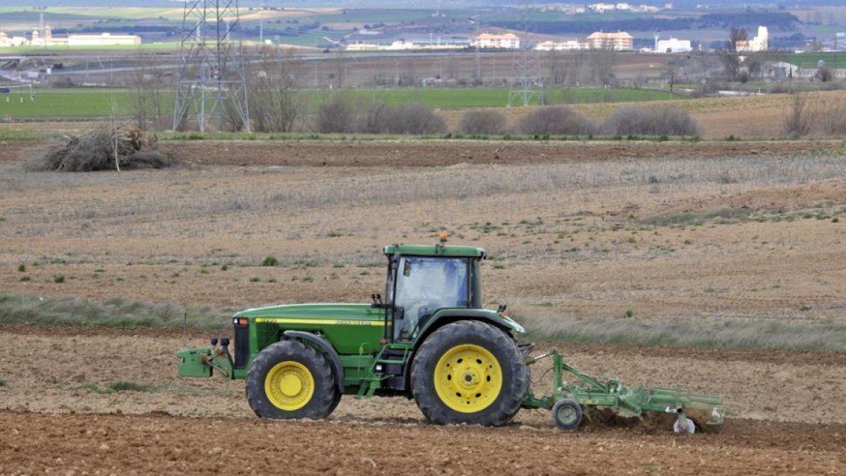 Un tractor labrando una finca en la provincia en una imagen de archivo.-HDS