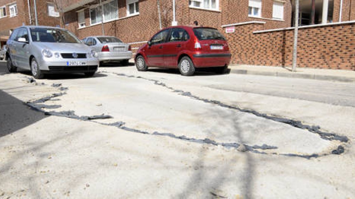 Uno de los baches del barrio./ Ú.S.-