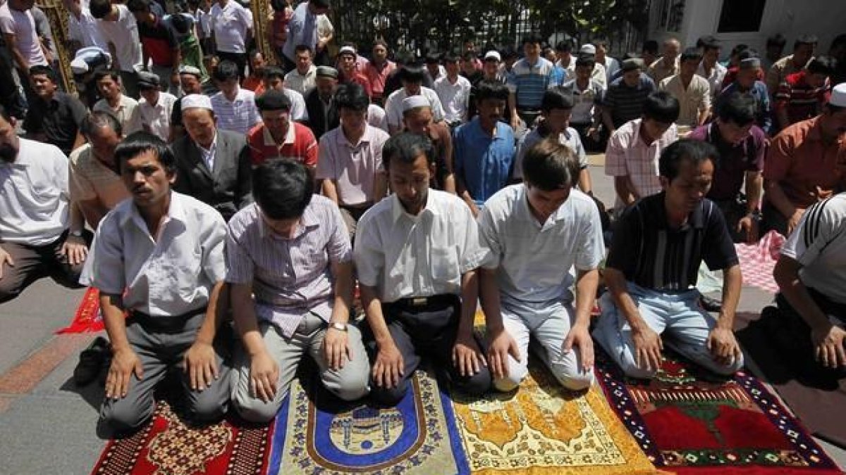 Hombres uigures rezan en una mesquita en Urumqi, en el oesta de la provincia china de Xinjiang.-AP