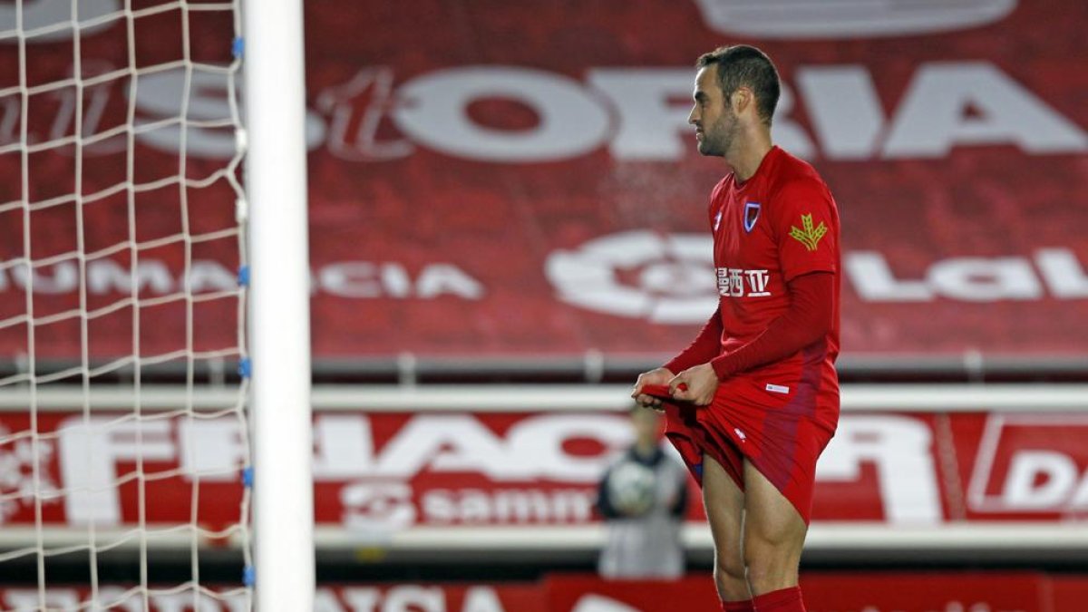 Higino se lamenta por una ocasión desperdiciada durante el partido del viernes ante el Málaga.-MARIO TEJEDOR
