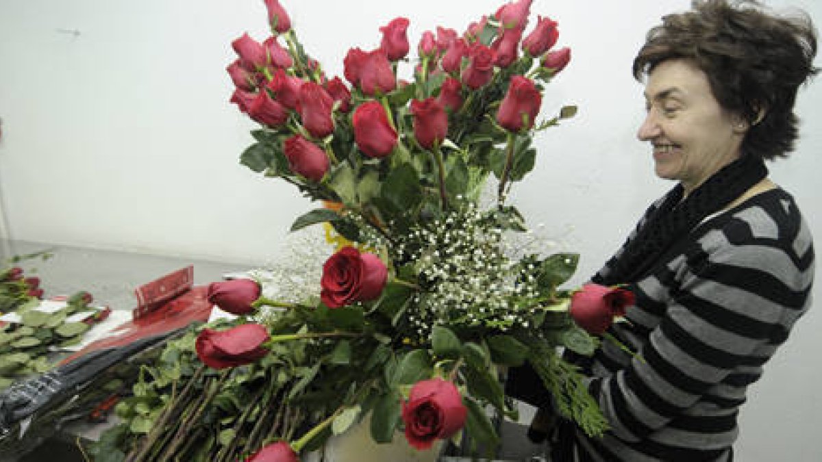 Una florera prepara un ramo de rosas rojas para el día de los enamorados. / ÚRSULA SIERRA-