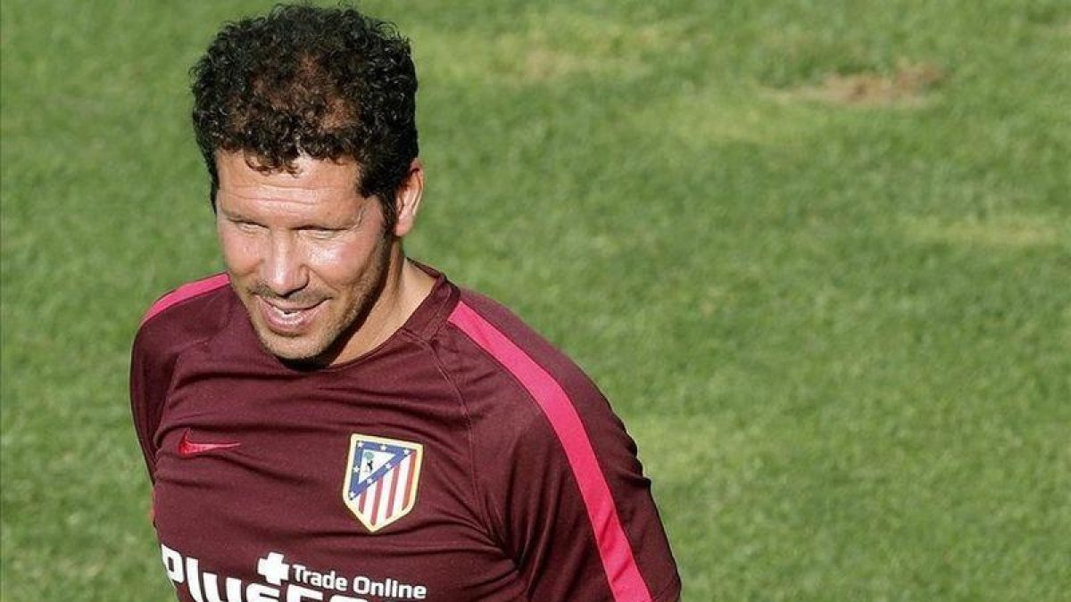 Simeone y Gameiro, durante el entrenamiento del Atlético en su ciudad deportiva el miércoles día 17.-MARISCAL / EFE