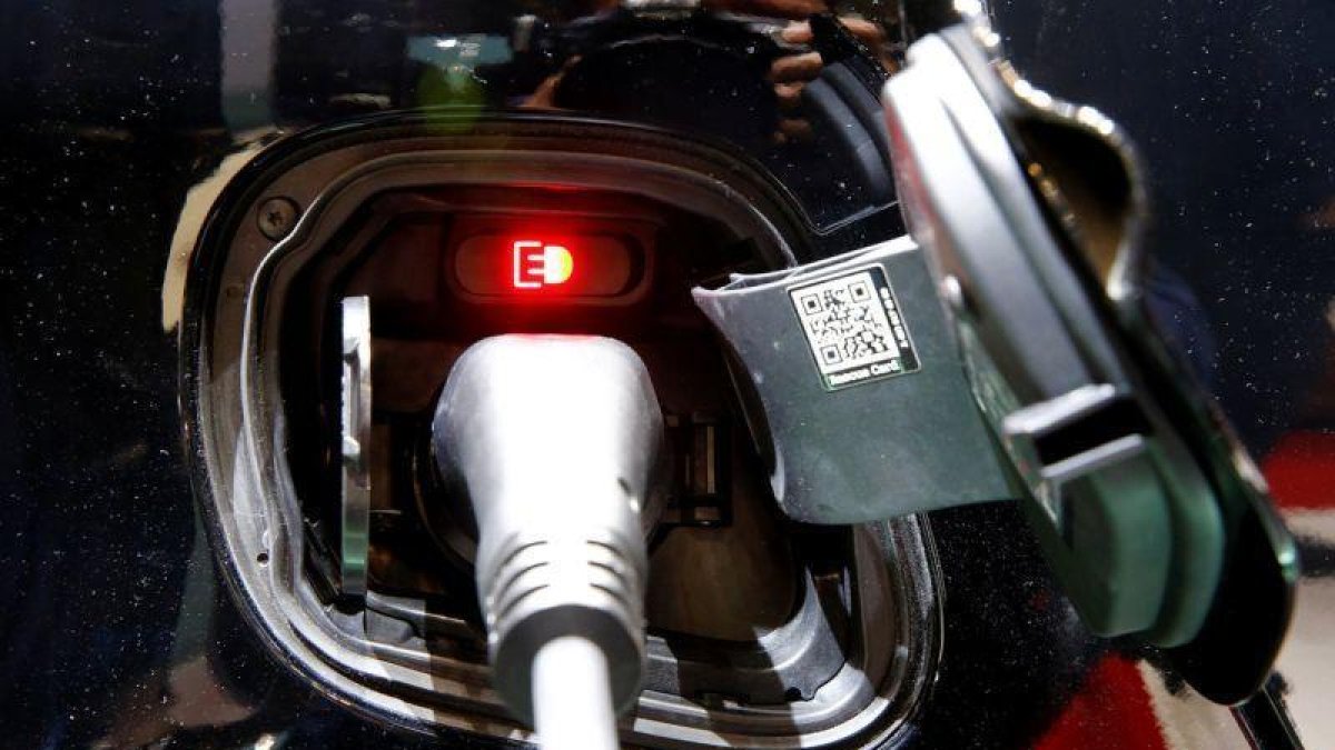 Recarga de un Smart eléctrico.-ARND WIEGMANN / REUTERS