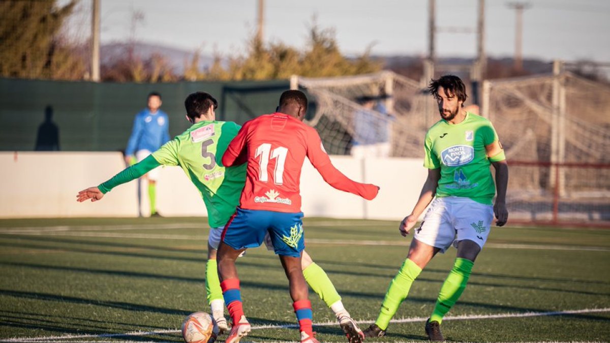 Numancia B y Almazán se enfrentaban la pasada semana en el derbi de Tercera. GONZALO MONTESEGURO